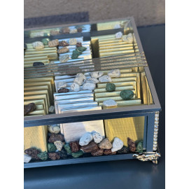 25x17 CM METAL DİKDÖRTGEN CAM KUTUDA GÜMÜŞ-GOLD MADLEN ÇİKOLATA VE RESİTAL ÇAKIL DRAJE